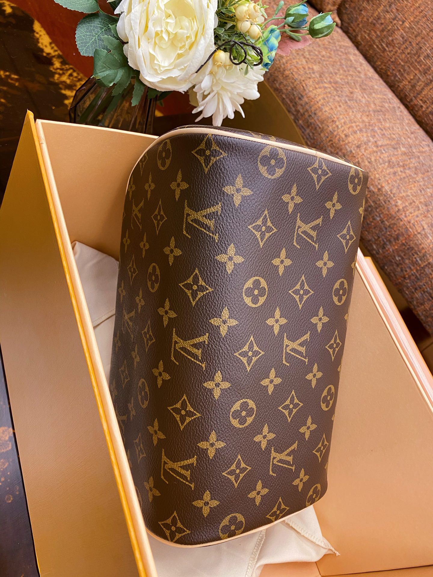 l**is V*t*n king size toiletry bag