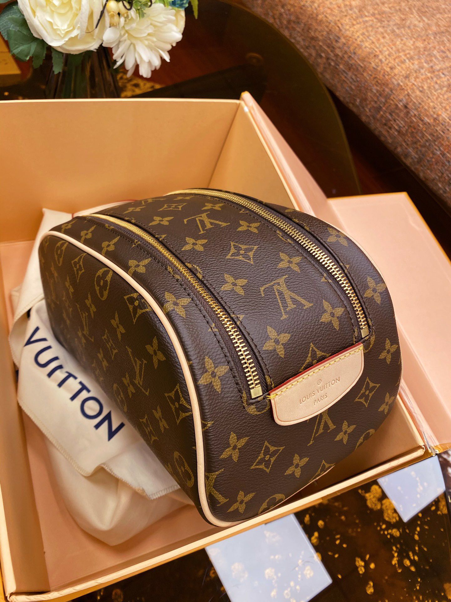 l**is V*t*n king size toiletry bag