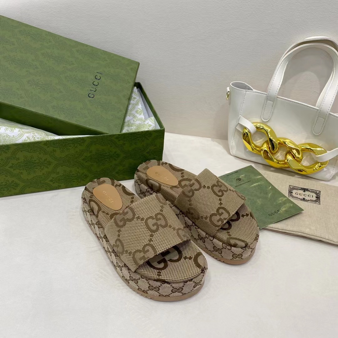 G*u*i open toe sandals