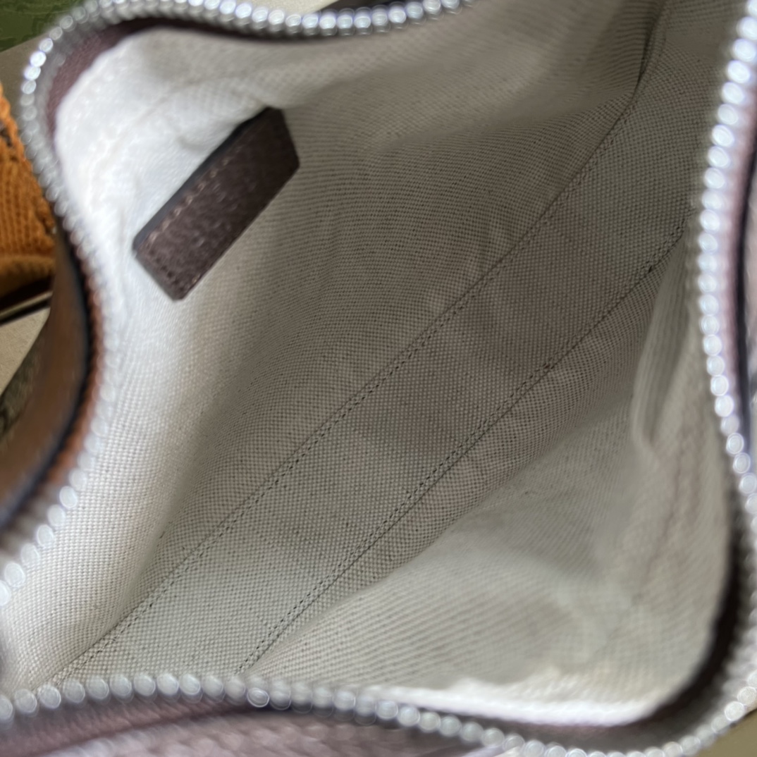 G*u*i attache small shoulder bag