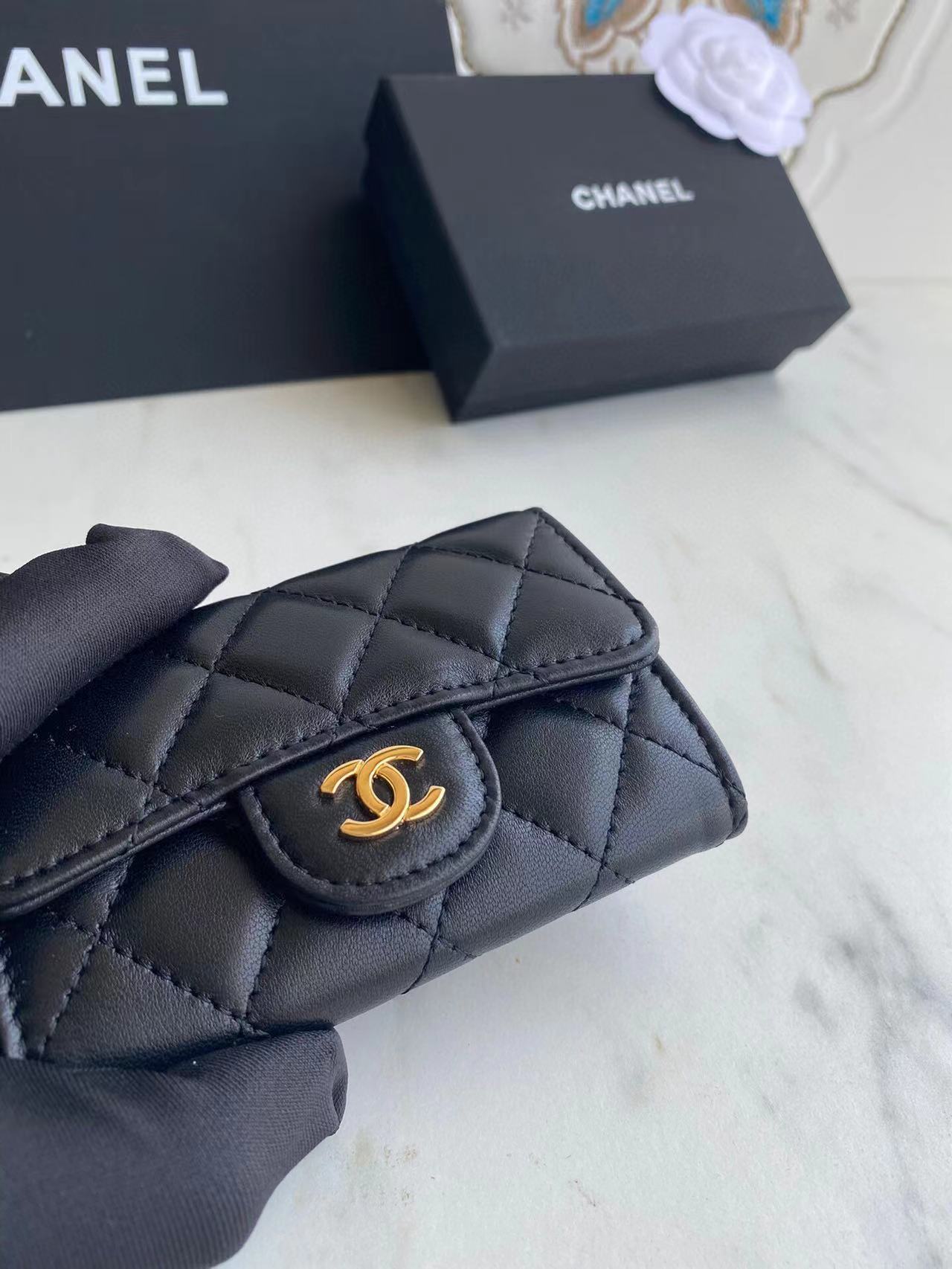 Ch*el classic leather wallet in black
