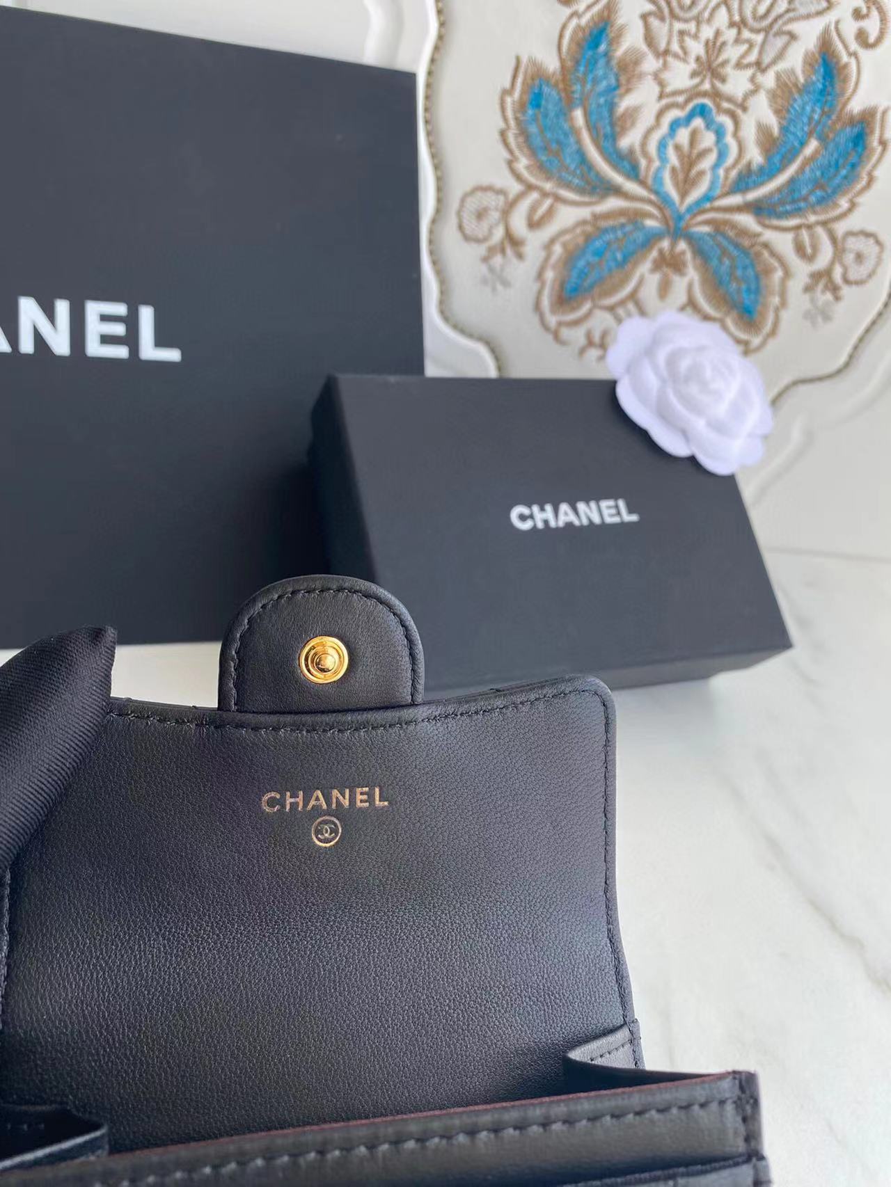 Ch*el classic leather wallet in black