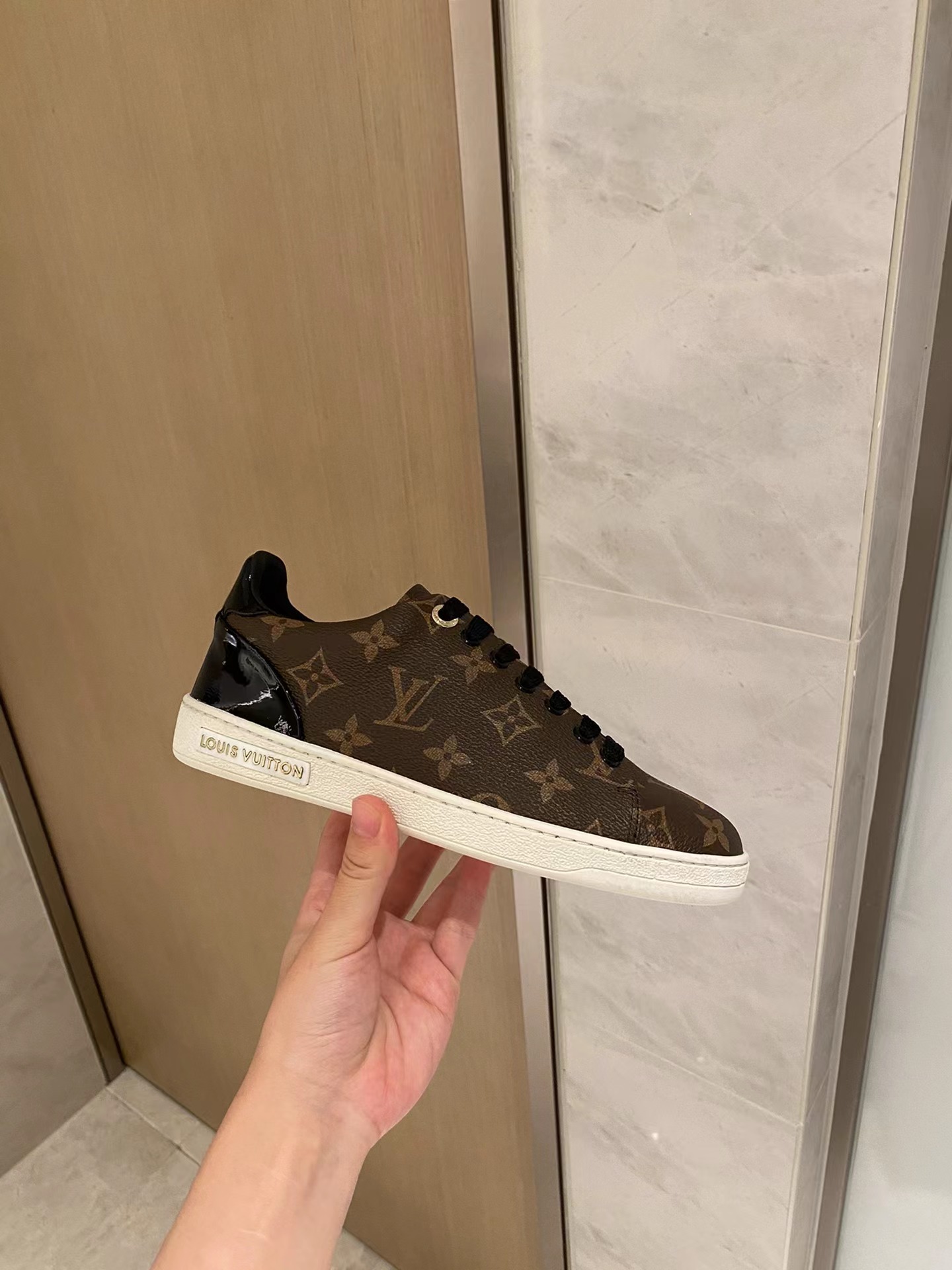 l**is V*t*n wmns frontrow monogram sports shoes