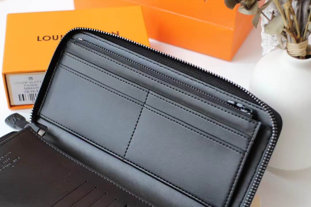l**is V*t*n wallet zippy wallet