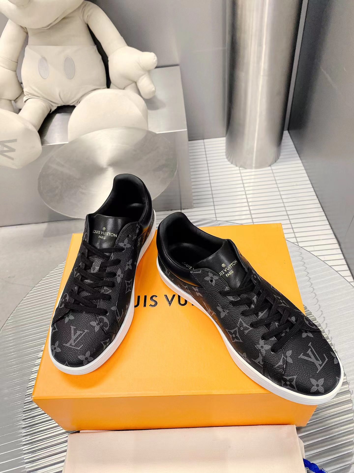 l**is V*t*n tory burch