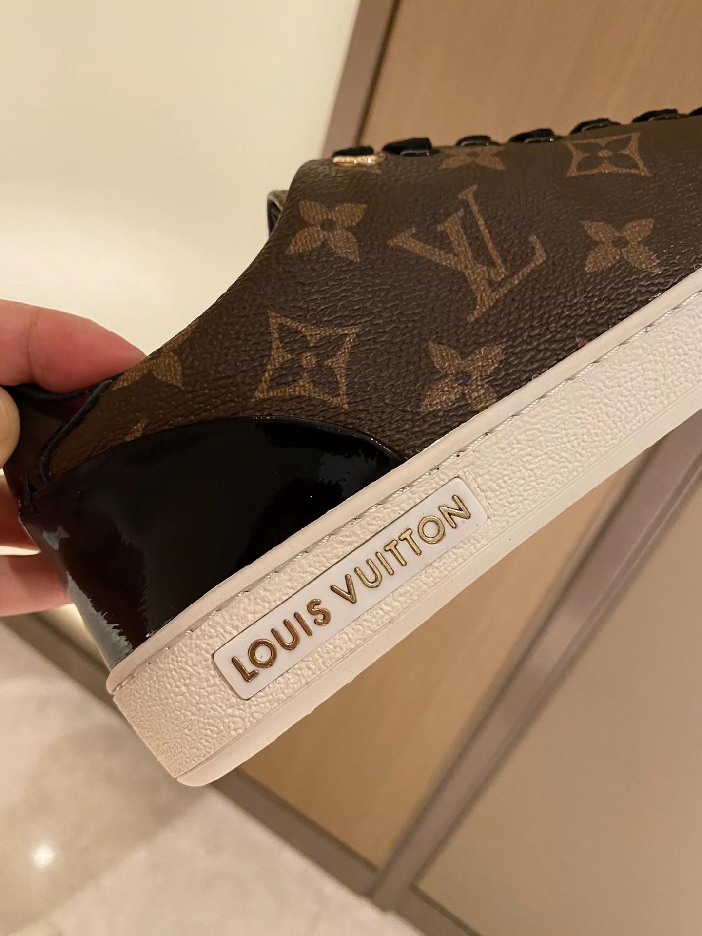 l**is V*t*n wmns frontrow monogram sports shoes