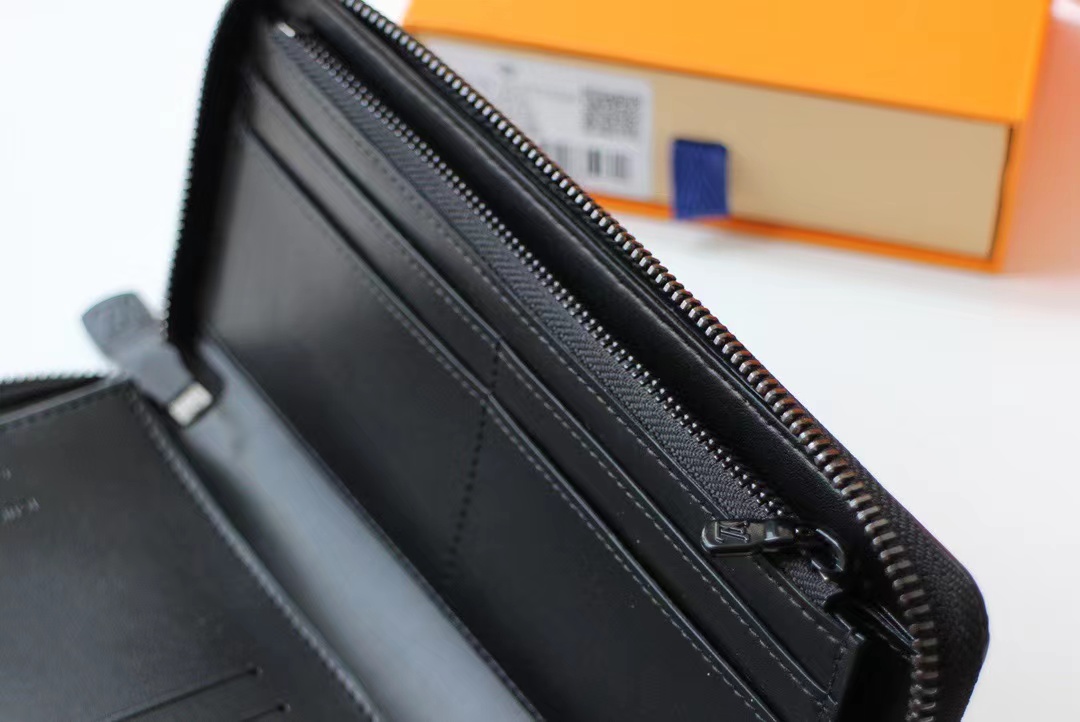 l**is V*t*n wallet zippy wallet