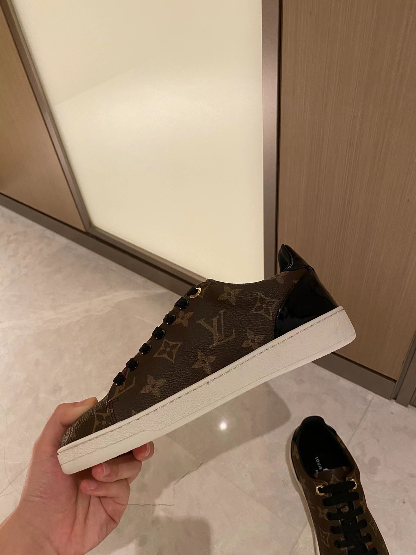 l**is V*t*n wmns frontrow monogram sports shoes