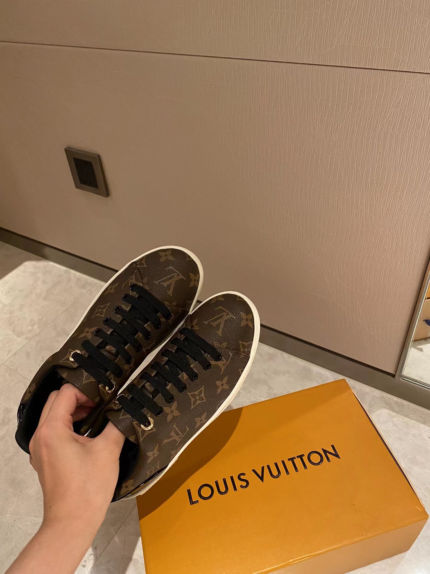 l**is V*t*n wmns frontrow monogram sports shoes
