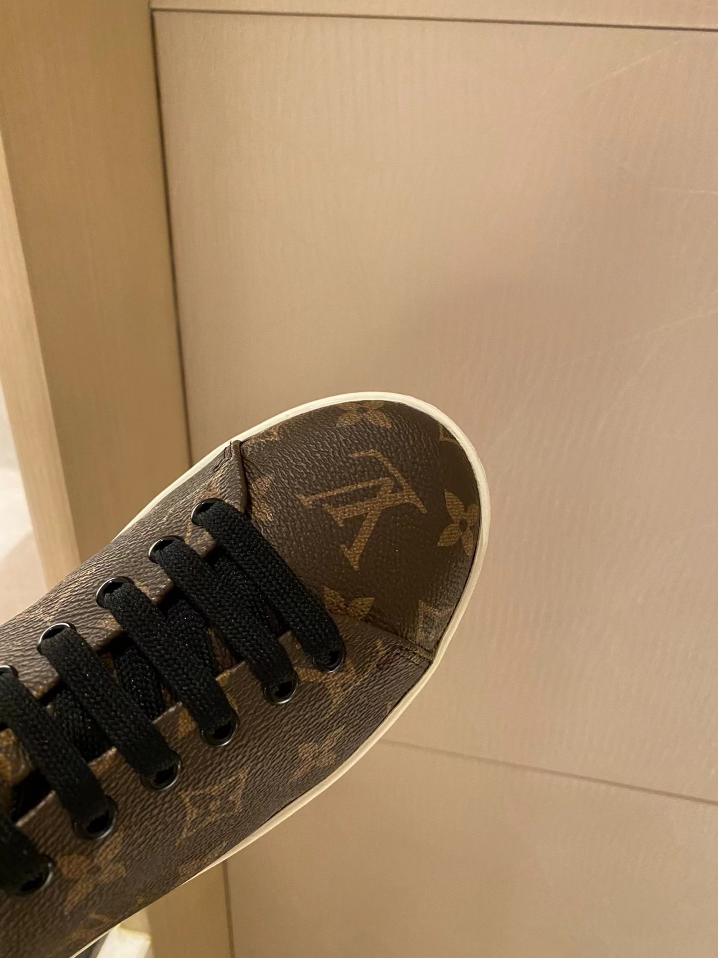 l**is V*t*n wmns frontrow monogram sports shoes