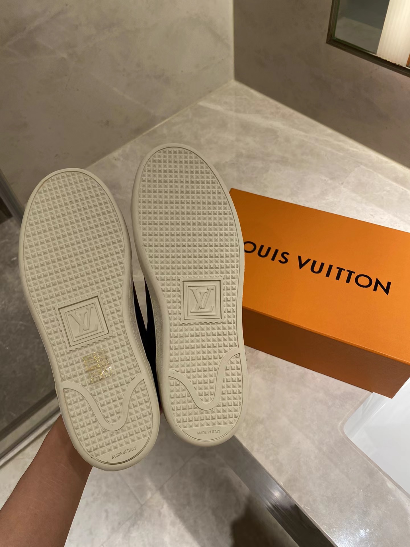 l**is V*t*n wmns frontrow monogram sports shoes