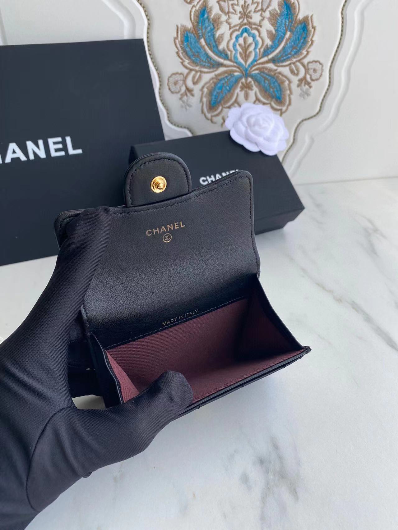 Ch*el classic leather wallet in black