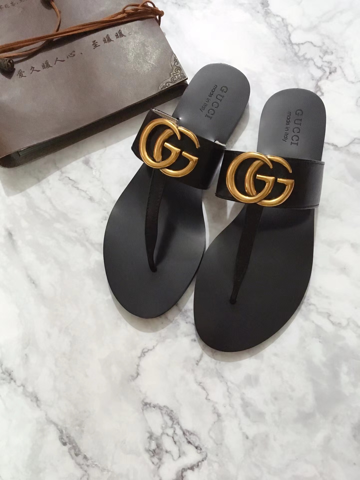 Leather thong sandal with Double G