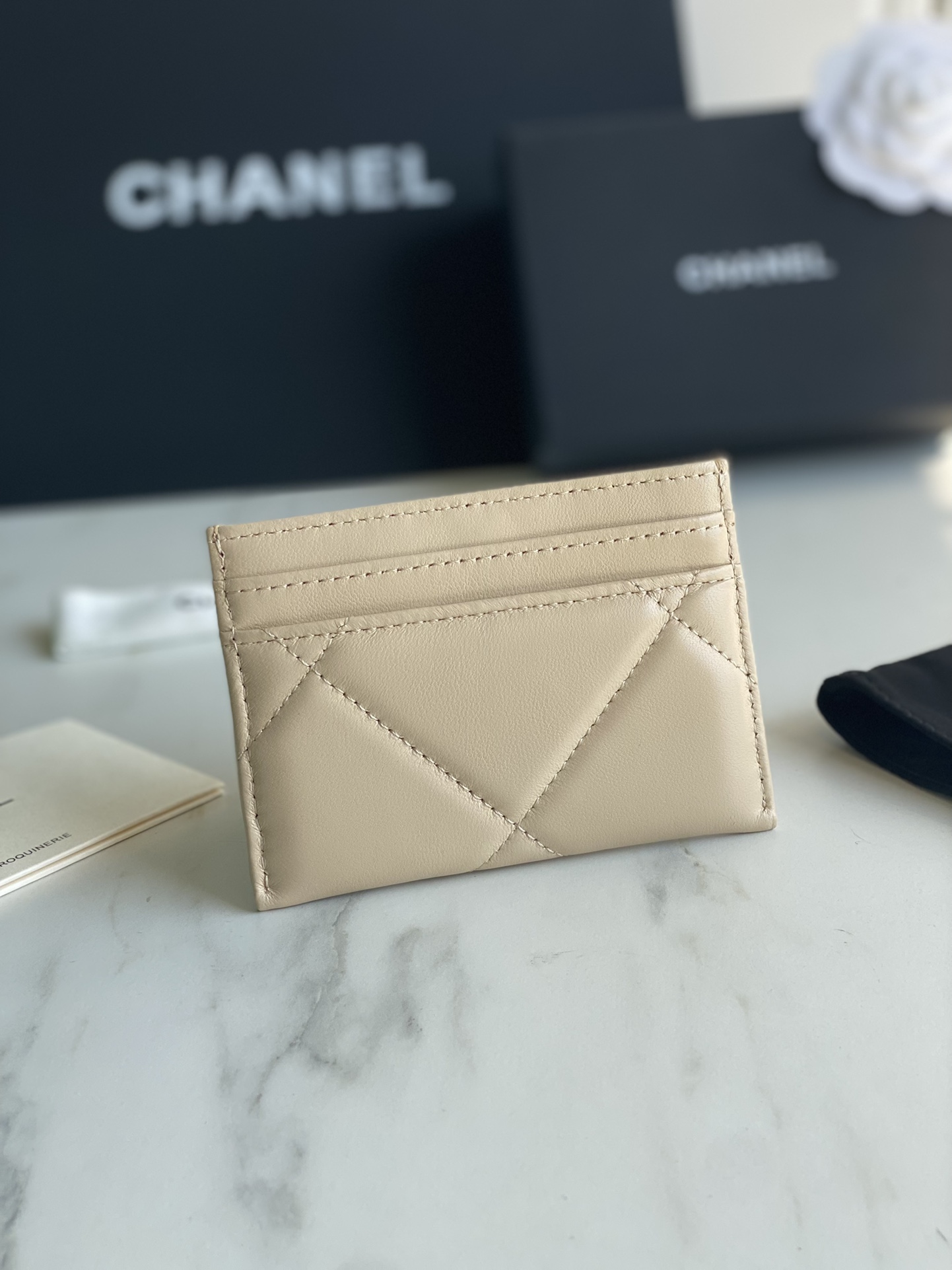 Ch*el 19 card holder