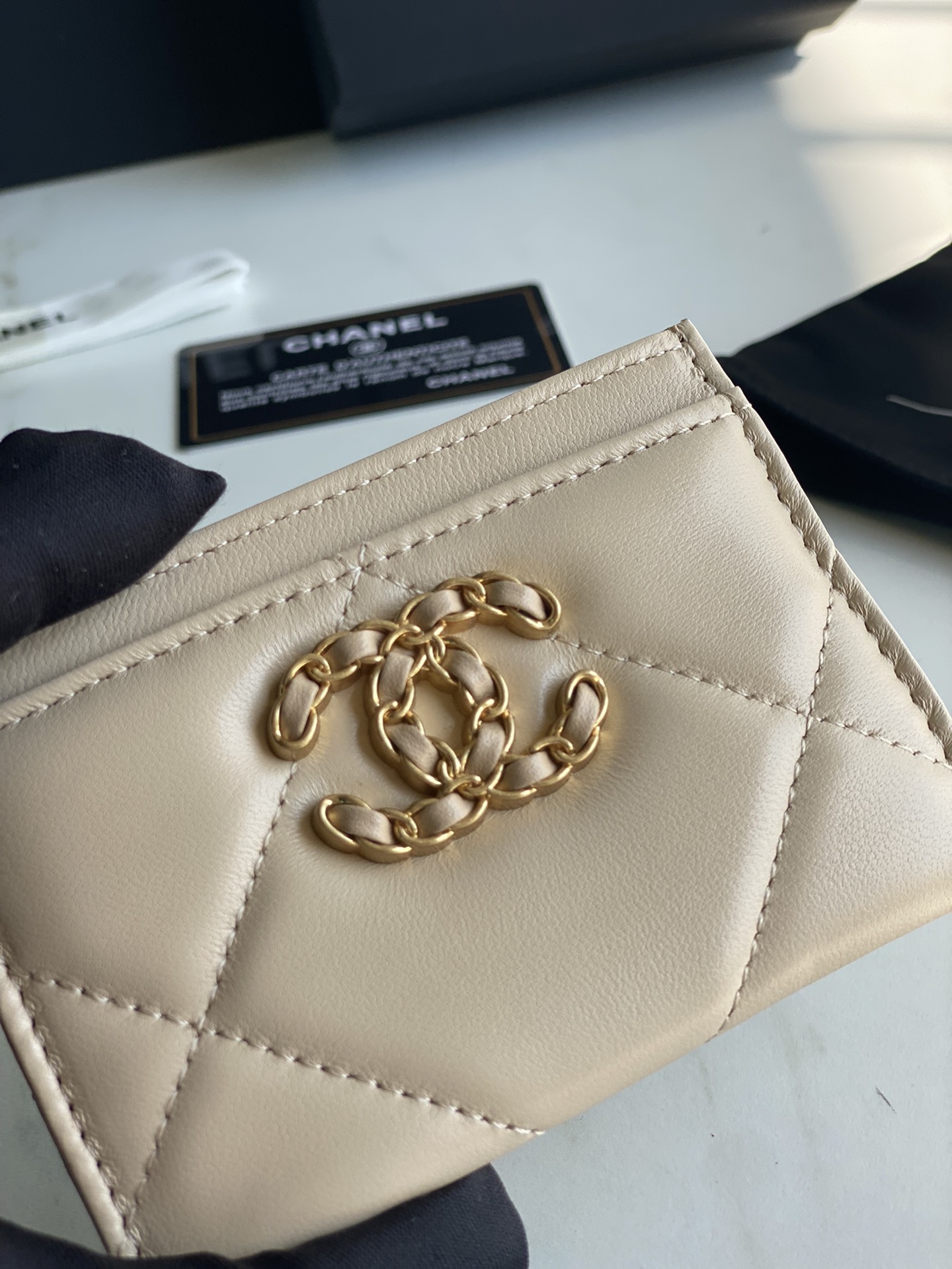 Ch*el 19 card holder
