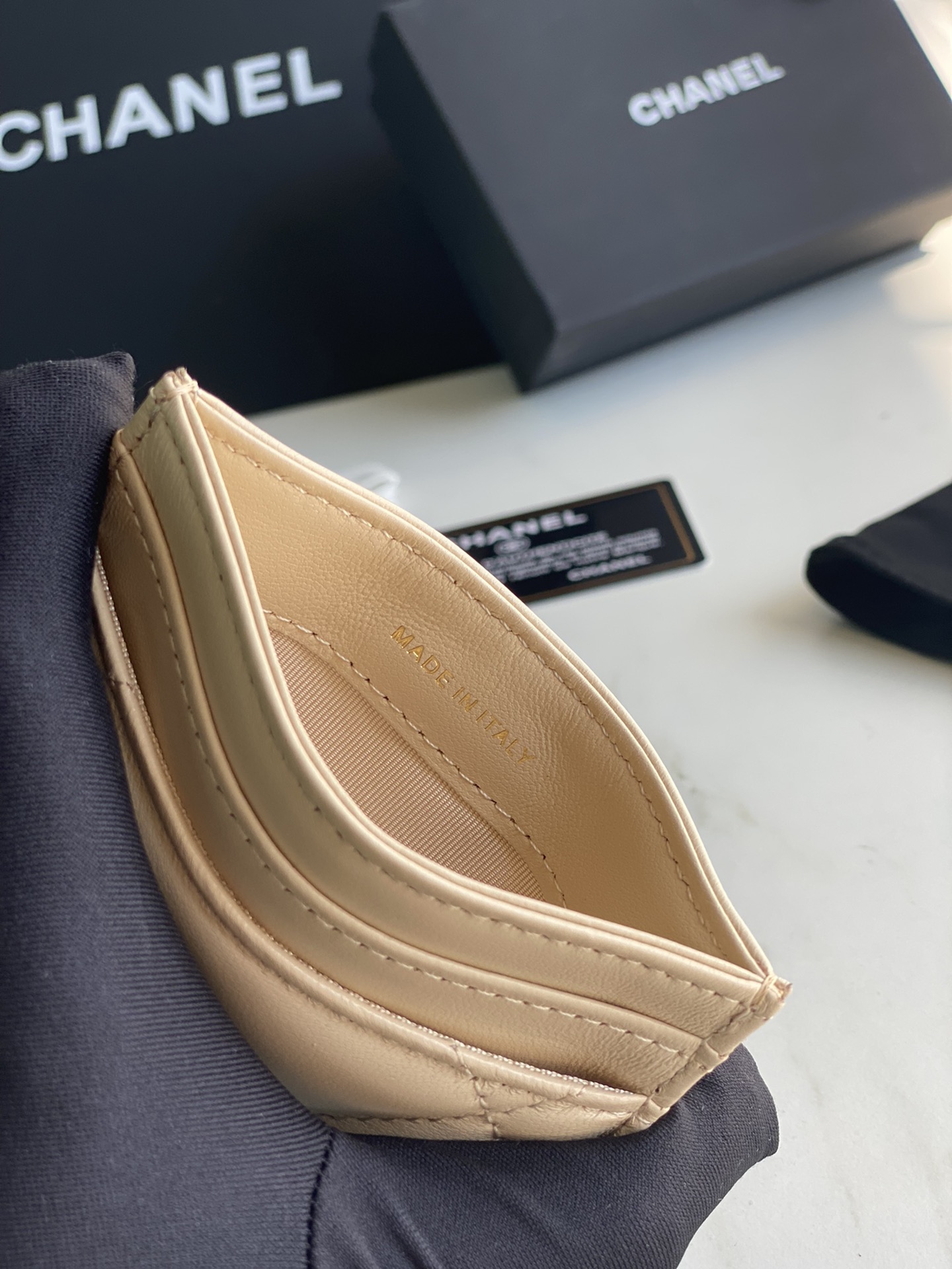Ch*el 19 card holder