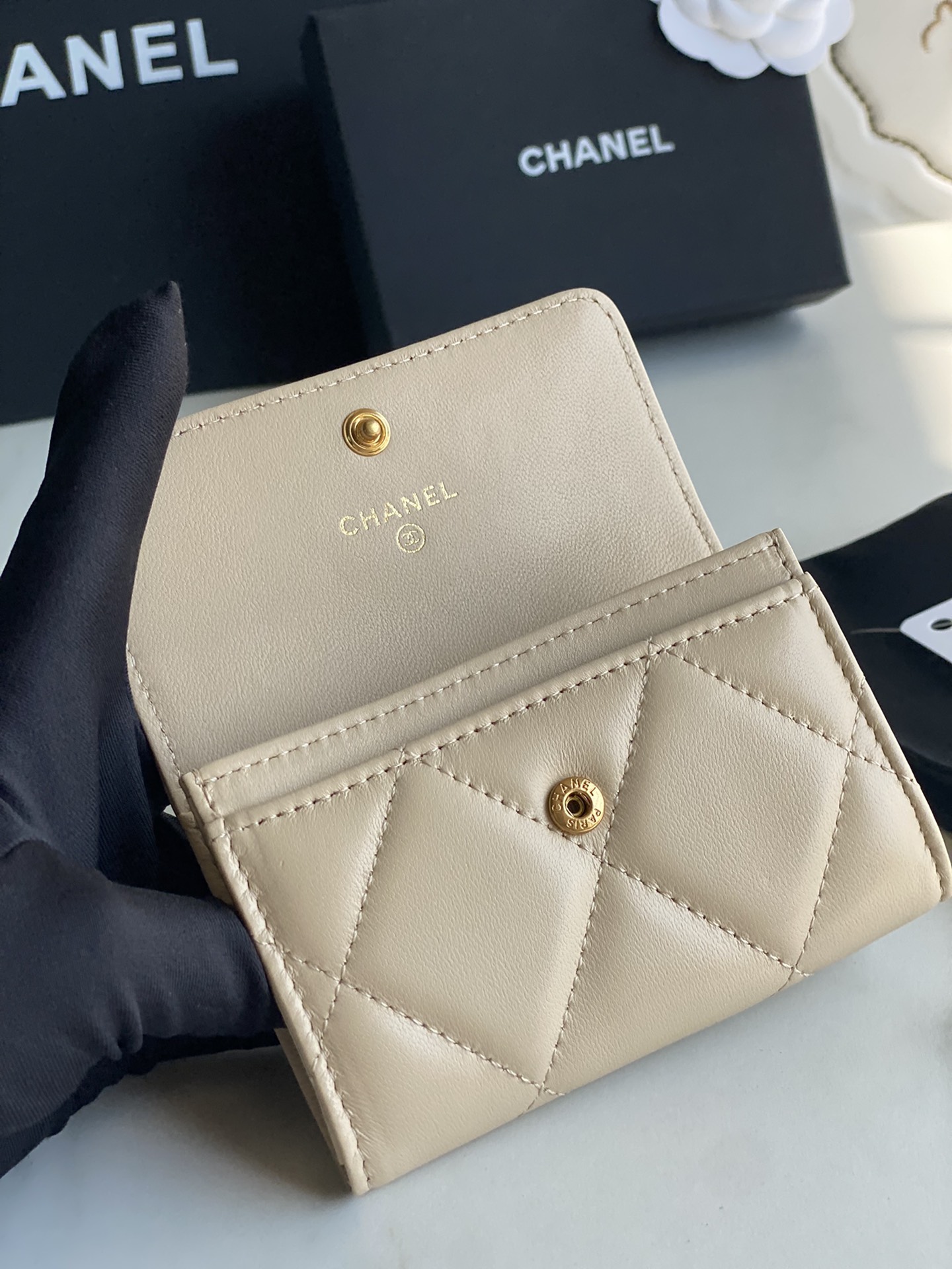 Ch*el 19 flap card holder