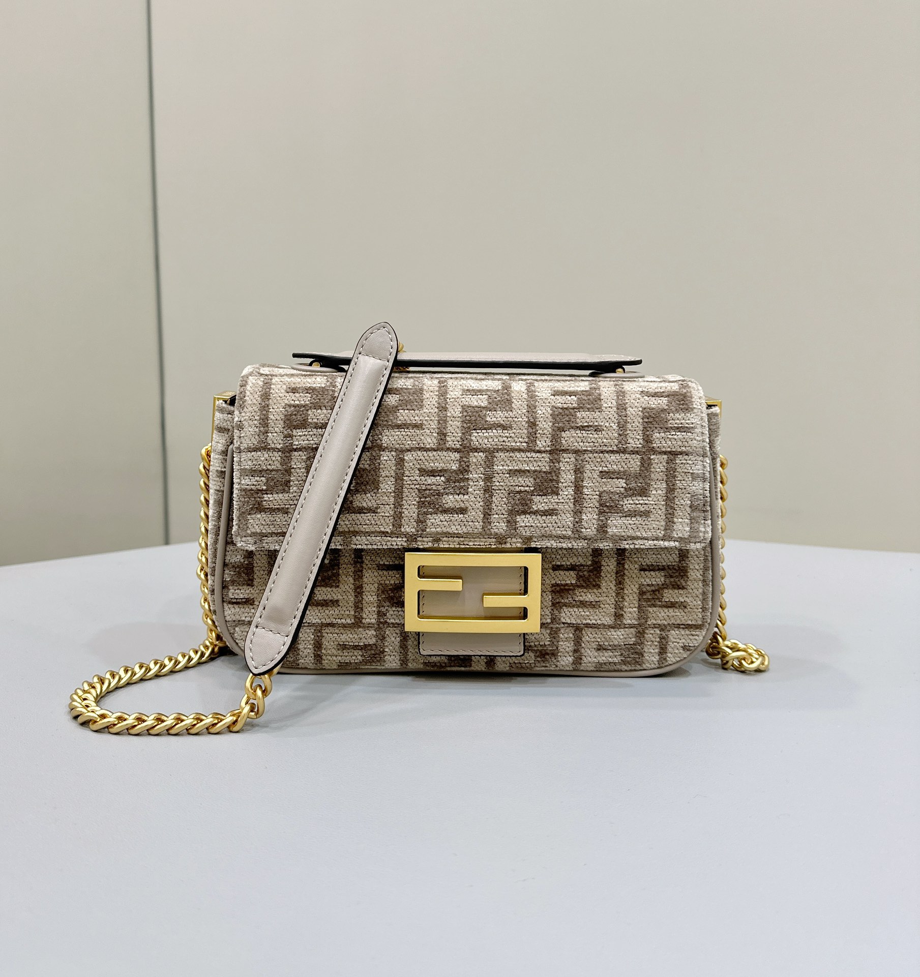 F**di chain shoulder bag