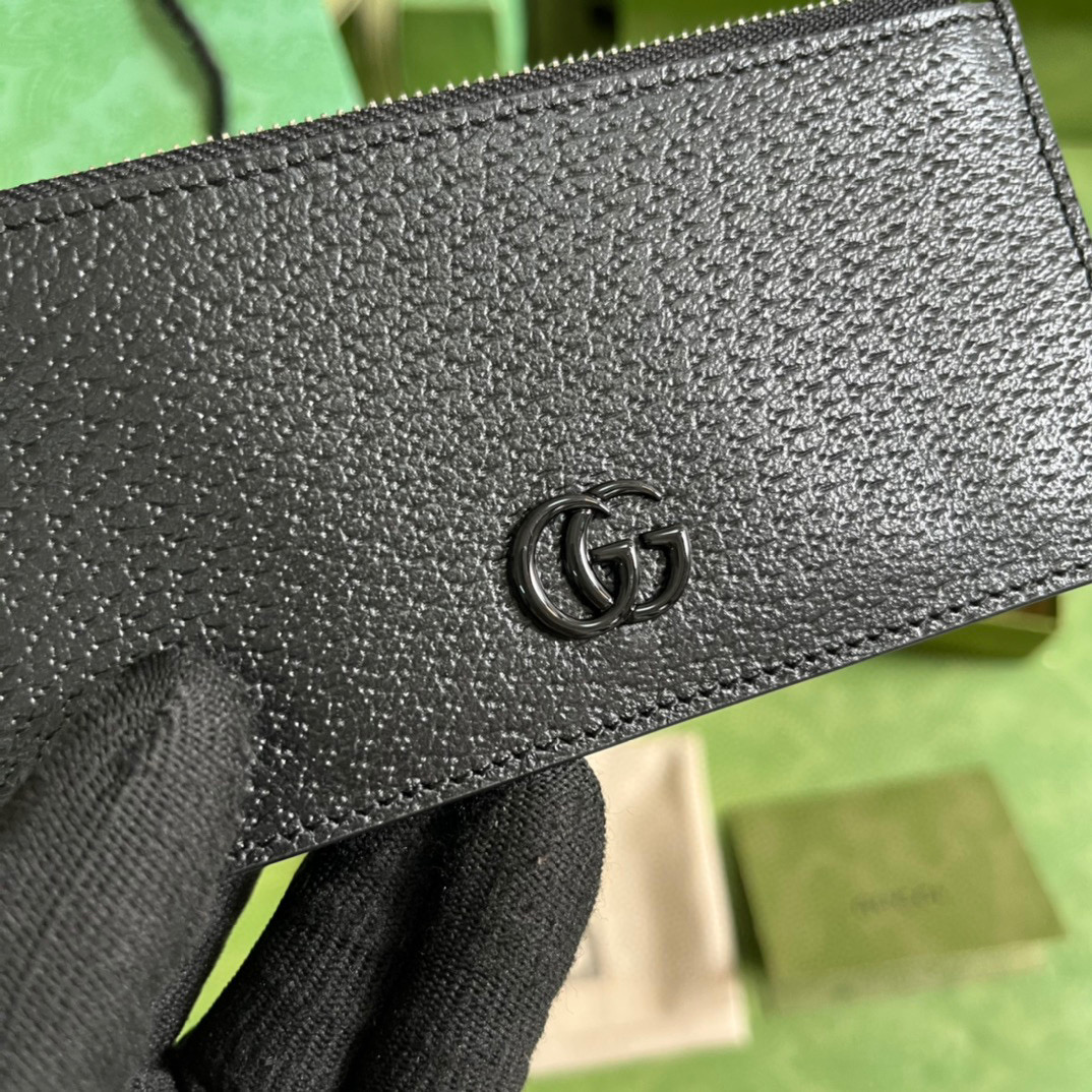 G*u*i coin purse