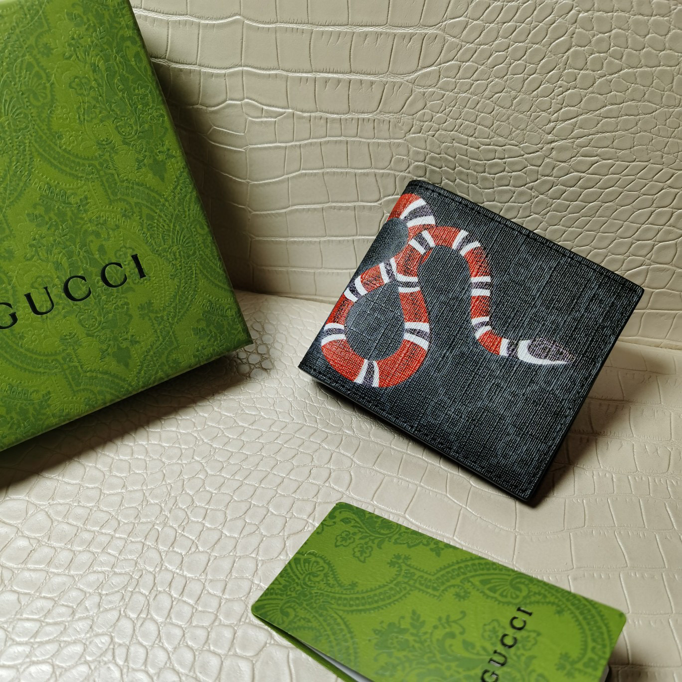 G*u*i king snake wallet