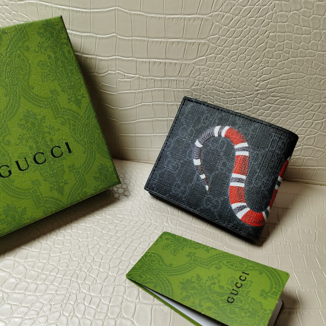 G*u*i king snake wallet