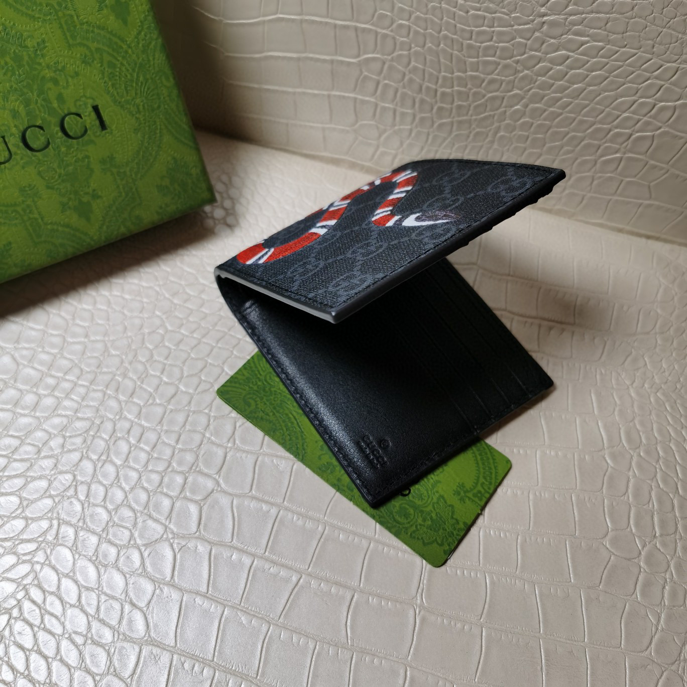 G*u*i king snake wallet