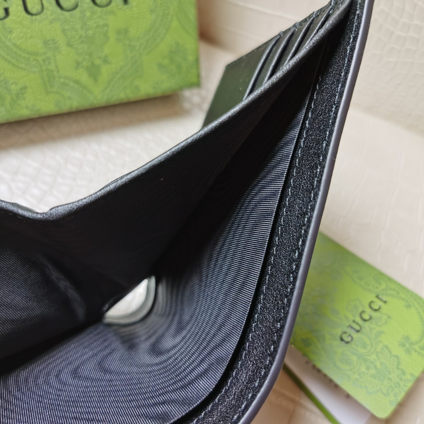 G*u*i king snake wallet