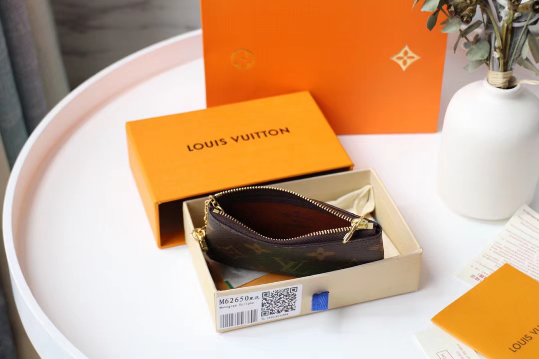 l**is V*t*n keychain bag