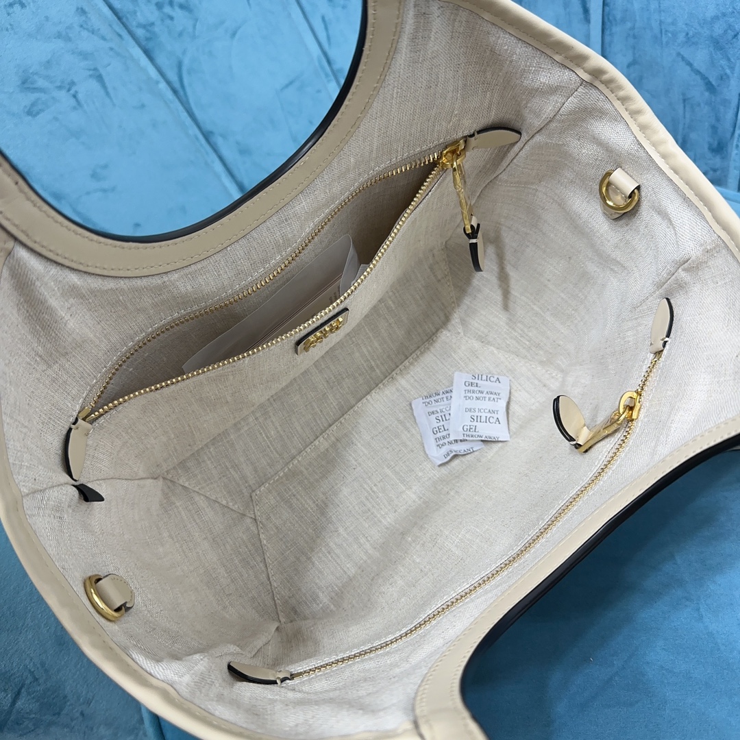 Lvy Leather bag