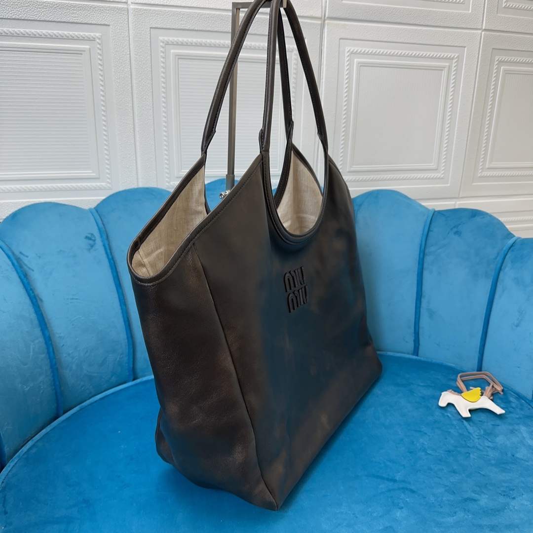 Lvy Leather bag