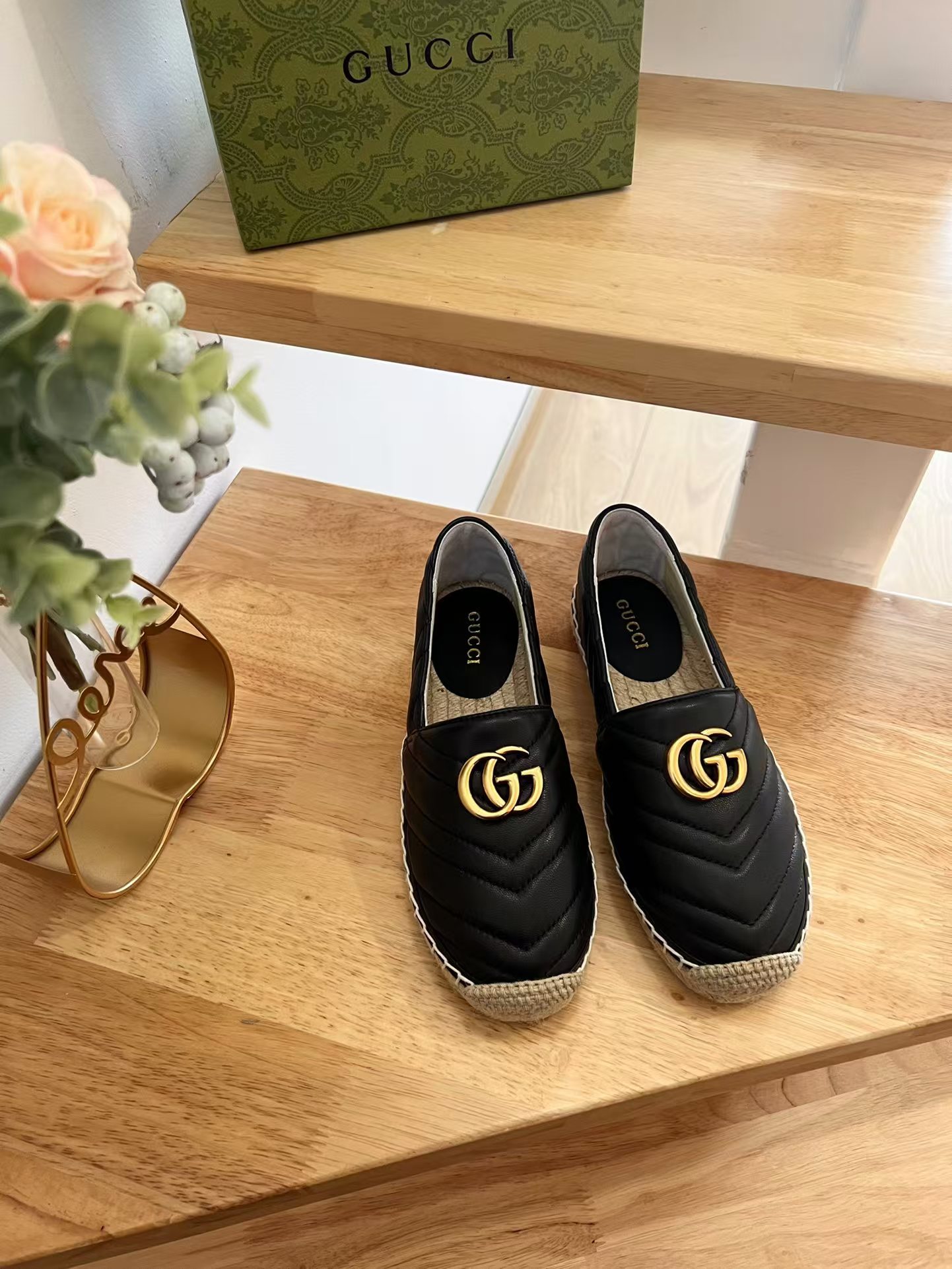G*u*i pilar gg matelassé espadrille flats