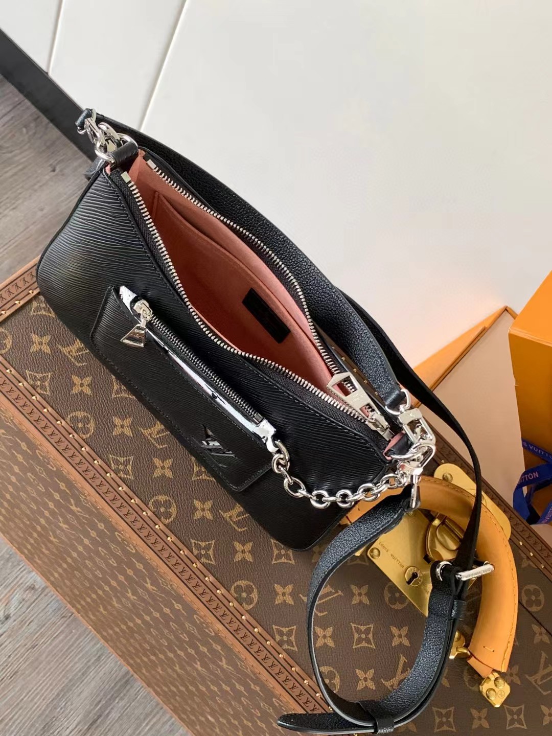 l**is V*t*n marelle black epi